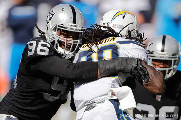 Denico Autry, defensive end do Raiders, tackleando Melvin Gordon, running back do Los Angeles Chargers