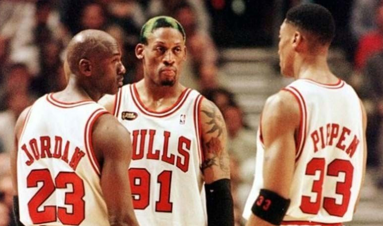 Dentro de uma última temporada conturbada, além de Michael Jordan, quais foram os nomes que se destacaram na era do ouro do Chicago Bulls?