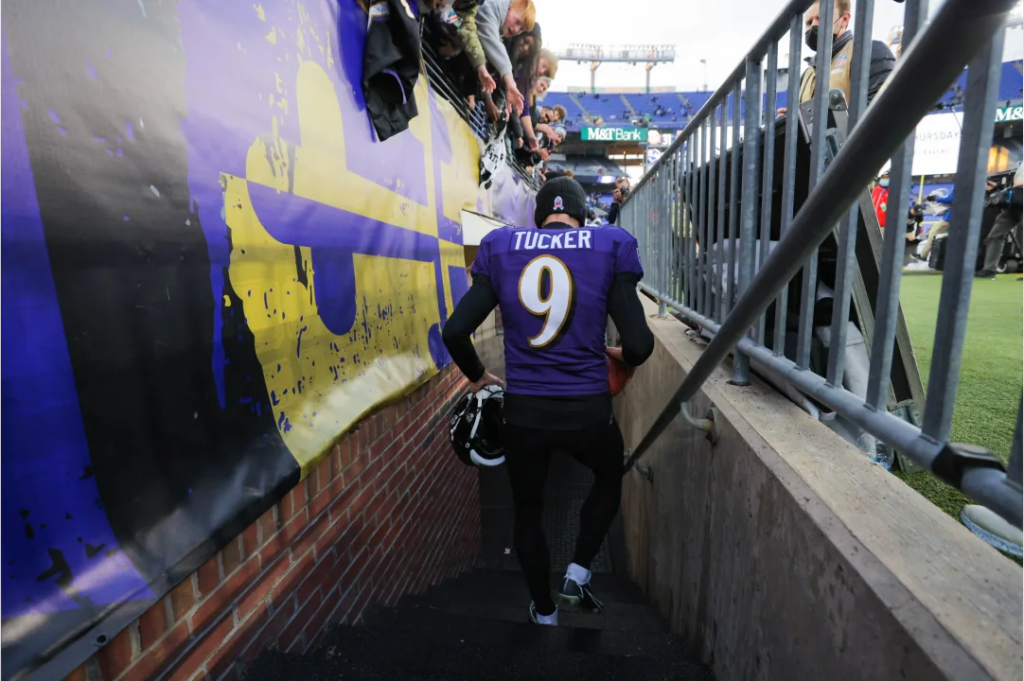 Justin Tucker saindo de campo após o FG da vitória para o Baltimore Ravens