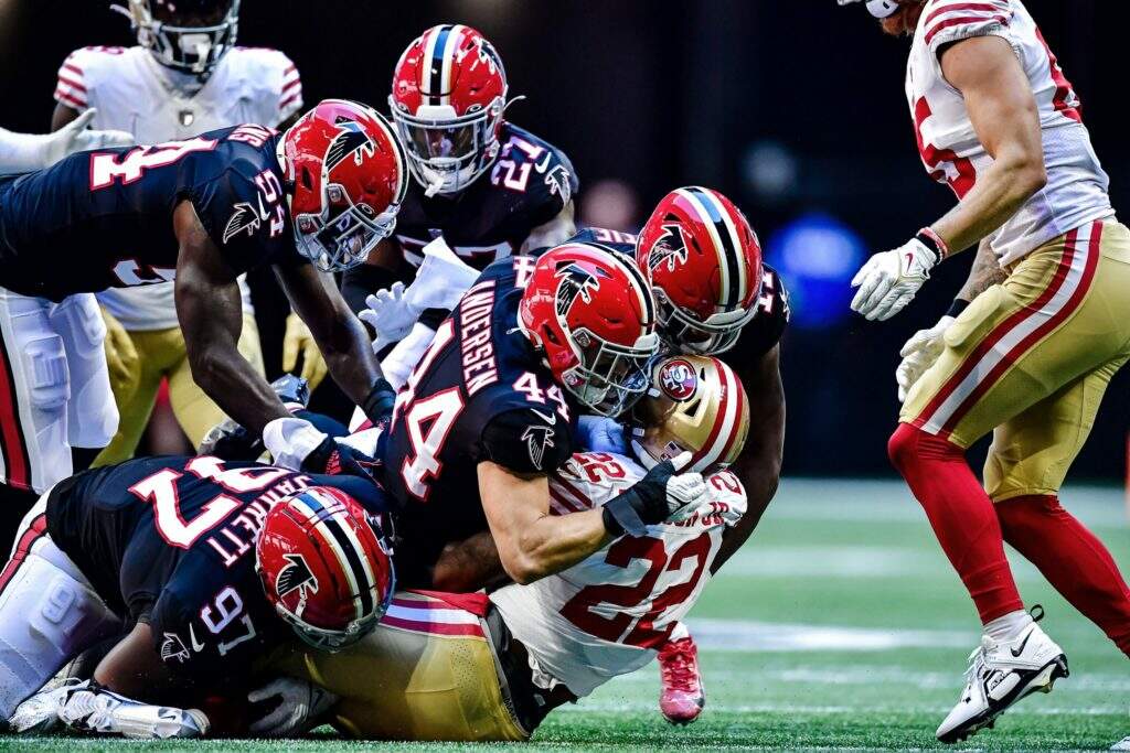 Falcons vencem 49ers com boa atuação da defesa e running backs