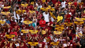 Torcedores dos Commanders nas arquibancadas do Fedex Field