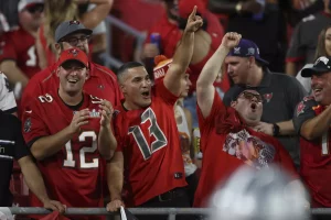 Torcedores dos Buccaneers nas arquibancadas do Raymond James Stadium