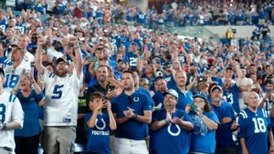 Torcedores dos Colts nas arquibancadas do Lucas Oil Stadium