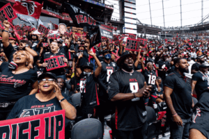 Torcedores dos Falcons nas arquibancadas do Mercedes-Benz Stadium