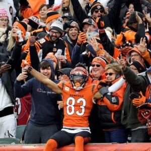Torcedores dos Bengals nas arquibancadas do Paycor Stadium