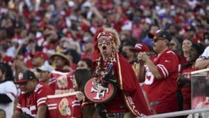 Torcedores dos 49ers nas arquibancadas do Levi's Stadium