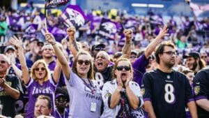 Torcedores dos Ravens nas arquibancadas do M&T Bank Stadium