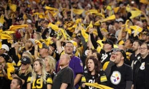 Torcedores dos Steelers nas arquibancadas do Acrisure Stadium