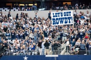 Torcedores dos Cowboys nas arquibancadas do AT&T Stadium