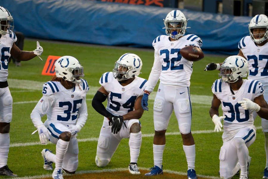 Defesa dos Colts comemora interceptação de Julian Blackmon