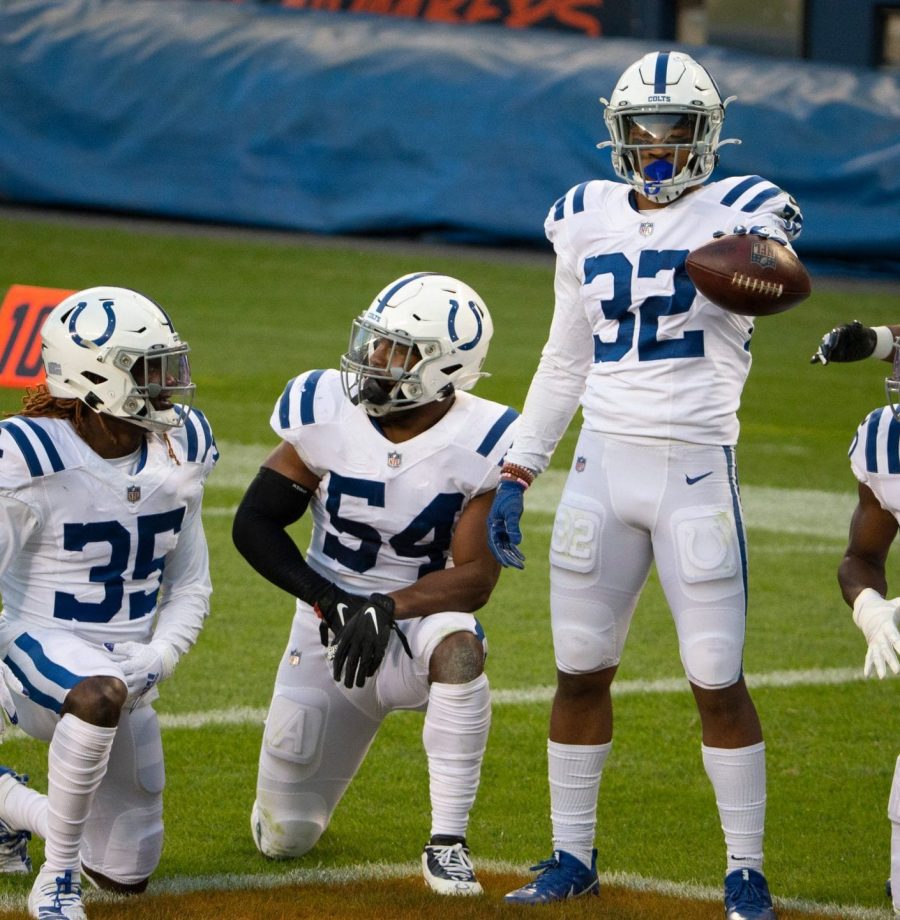 Defesa dos Colts comemora interceptação de Julian Blackmon