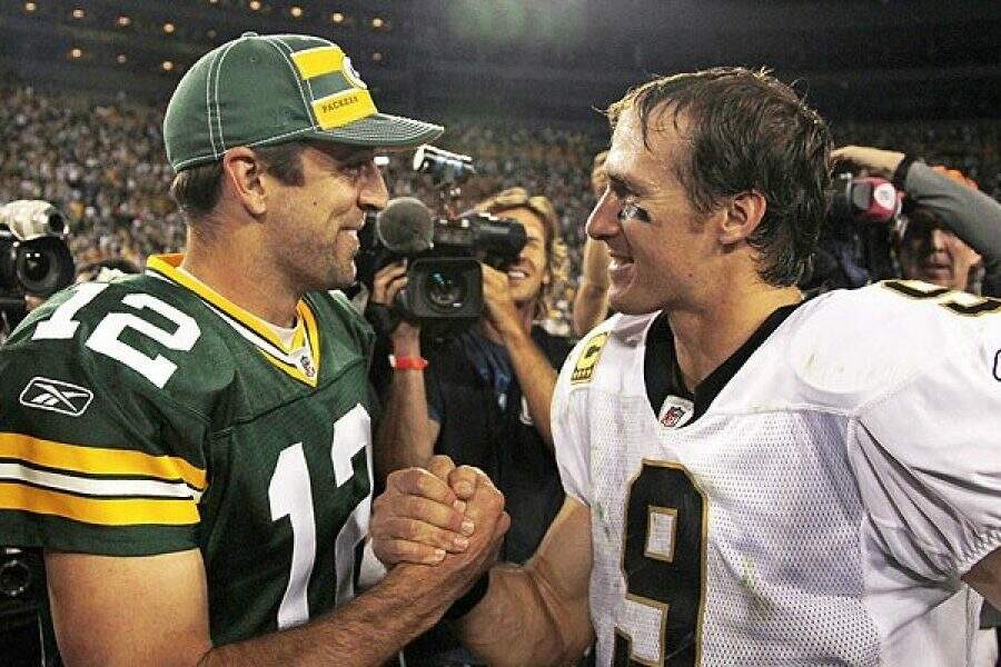 Green Bay Packers quarterback Aaron Rodgers (L) and New Orleans Saints quarterback Drew Brees (R) shake hands after their NFL football game in Green Bay, Wisconsin, September 8, 2011. The Packers won the game 42-34.    REUTERS/Jeff Haynes (UNITED STATES - Tags: SPORT FOOTBALL)
