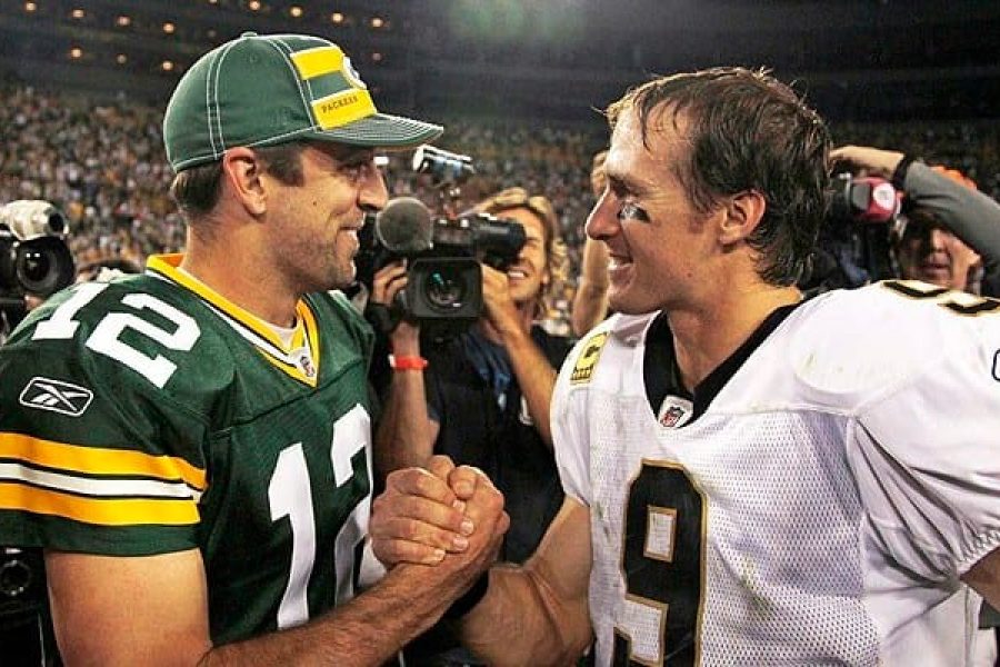 Green Bay Packers quarterback Aaron Rodgers (L) and New Orleans Saints quarterback Drew Brees (R) shake hands after their NFL football game in Green Bay, Wisconsin, September 8, 2011. The Packers won the game 42-34.    REUTERS/Jeff Haynes (UNITED STATES - Tags: SPORT FOOTBALL)