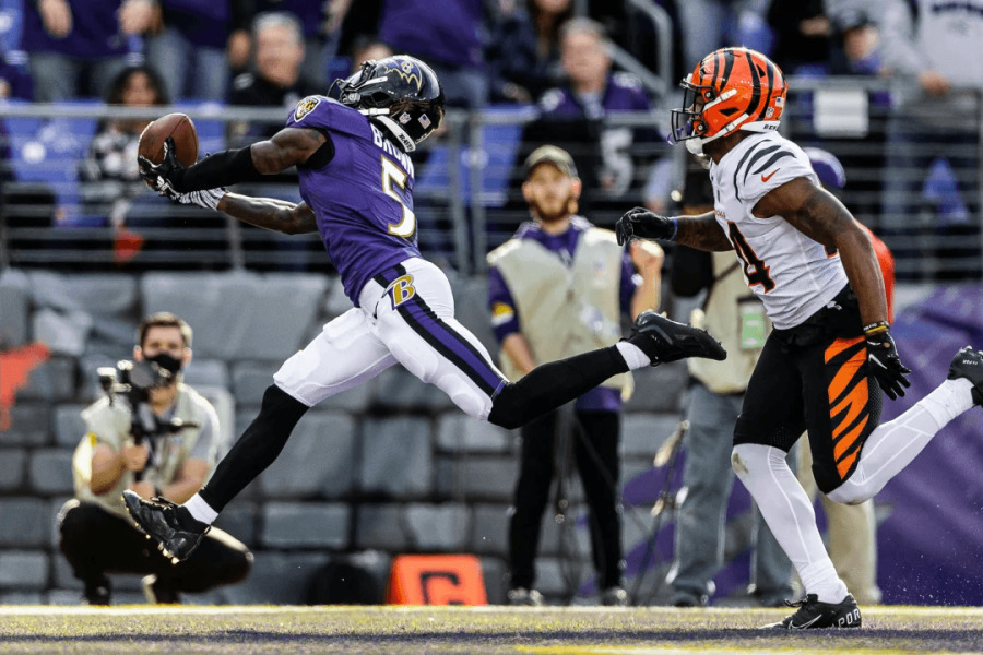 marquise Brown recepcionando bola no jogo ntre Ravens e Bengals