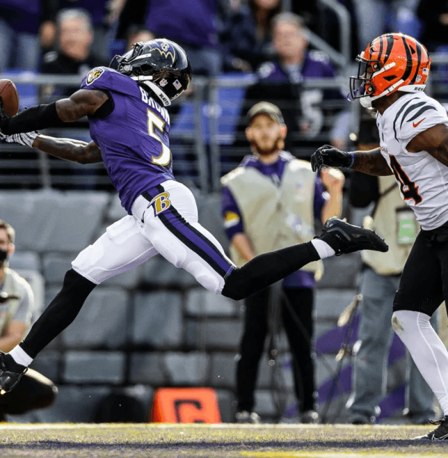 marquise Brown recepcionando bola no jogo ntre Ravens e Bengals