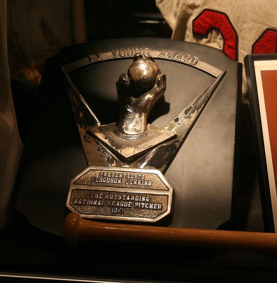 Prêmio Cy Young é dado anualmente para o melhor arremessador de cada liga do beisebol