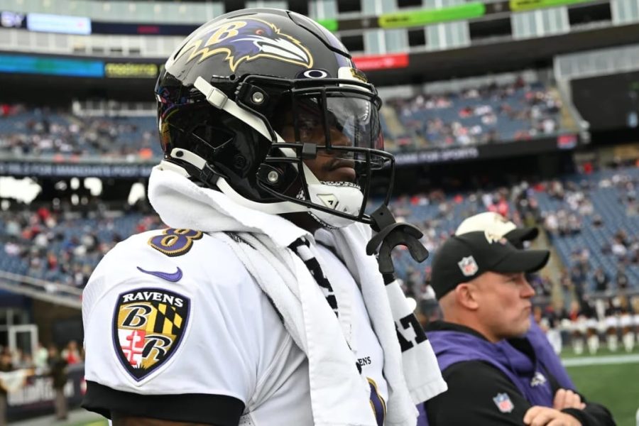 jogador de futebol americano com capacete preto e camisa branca do time baltimore ravens