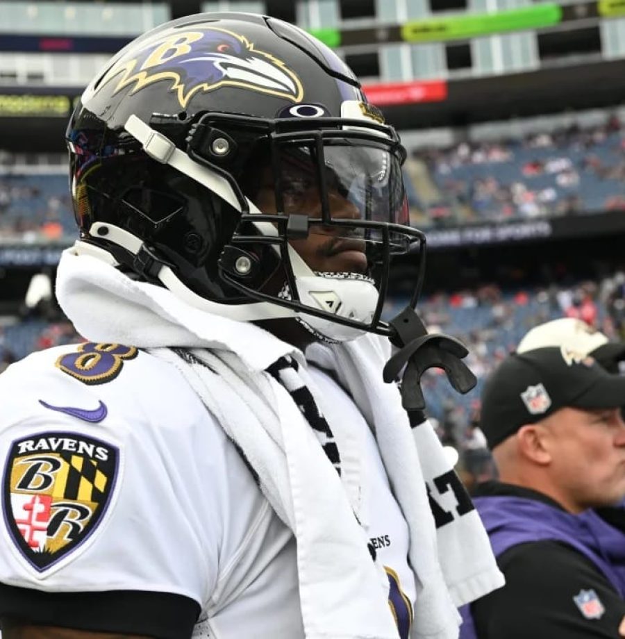 jogador de futebol americano com capacete preto e camisa branca do time baltimore ravens
