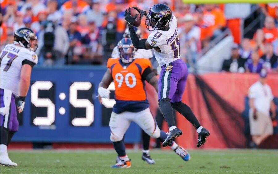 James Proche, wide receiver do Balimore Ravens, recepcionando passe contra o Denver Broncos
