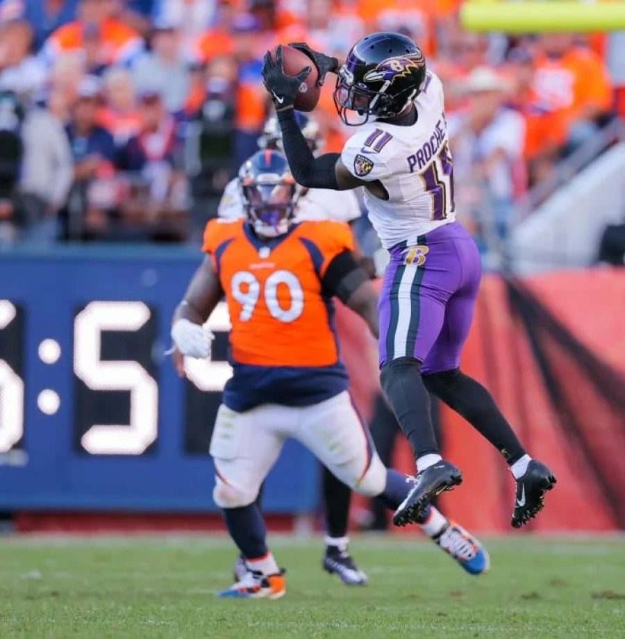 James Proche, wide receiver do Balimore Ravens, recepcionando passe contra o Denver Broncos
