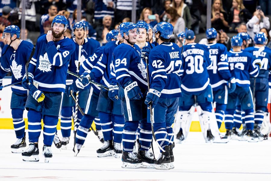 Jogadores do Toronto Maple Leafs comemorando.
Fonte: Canadian Press