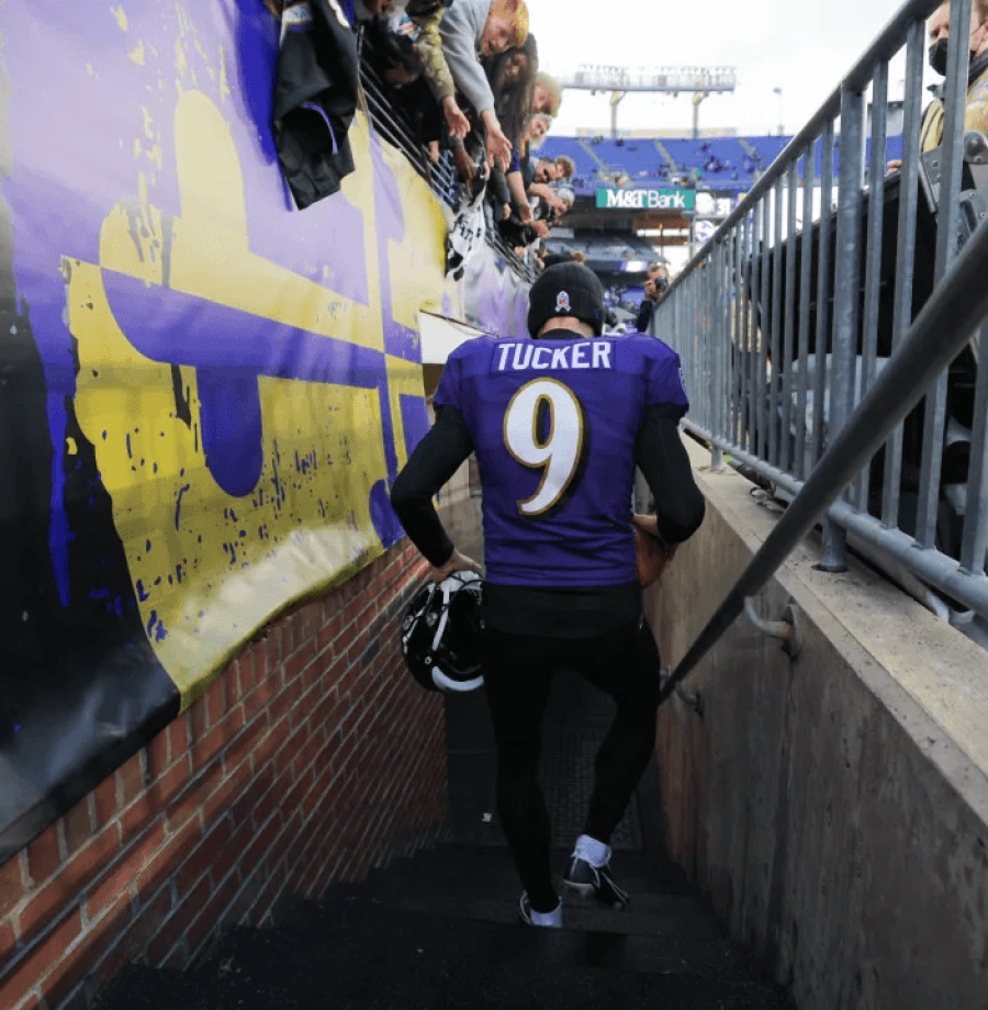 Justin Tucker saindo de campo após o FG da vitória para o Baltimore Ravens