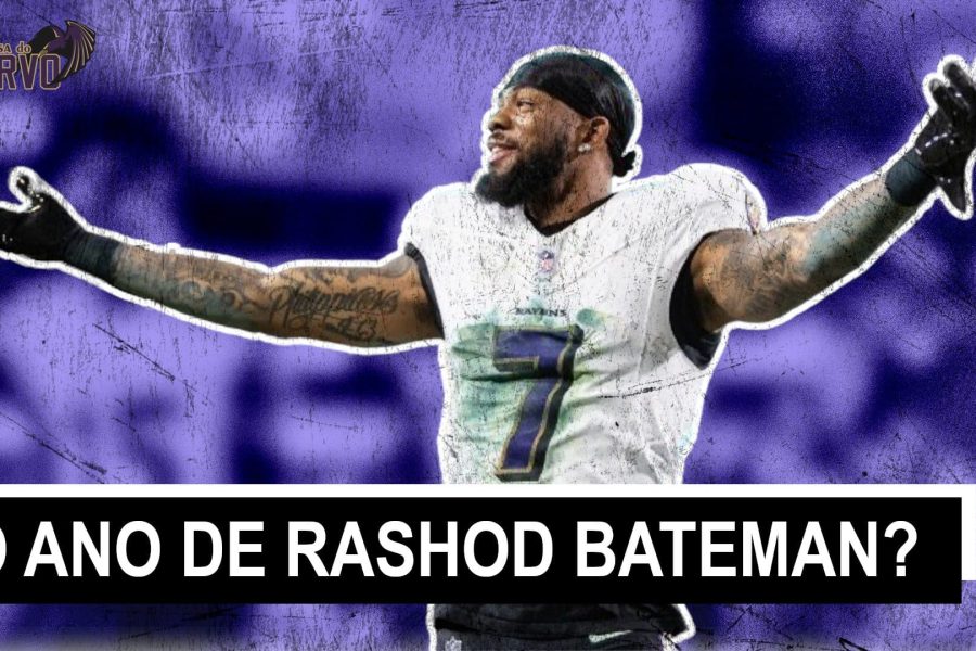 Rashod Bateman de camisa branca com um número 7 roxo de braços abertos com uma imagem desfocada e em tons de roxo ao fundo