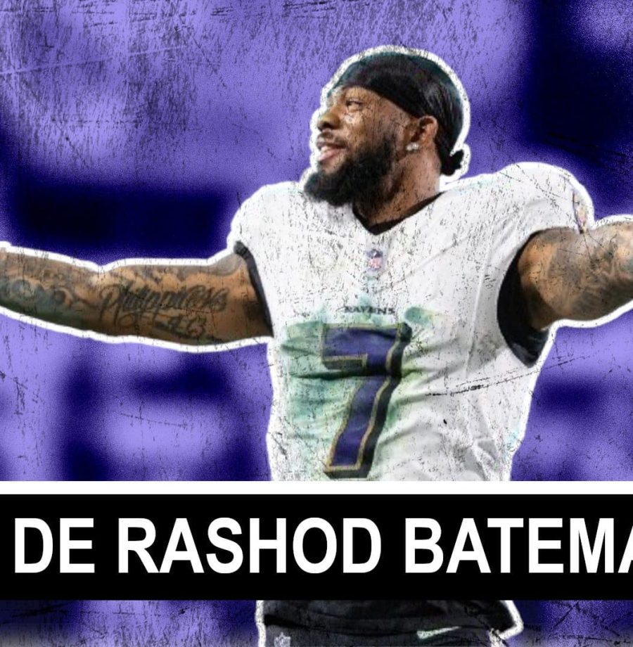 Rashod Bateman de camisa branca com um número 7 roxo de braços abertos com uma imagem desfocada e em tons de roxo ao fundo