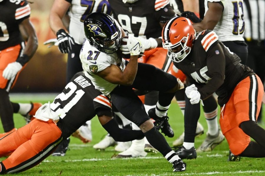Gus Edwards, RB do Baltimore Ravens, tentando correr contra a defesa do Cleveland Browns