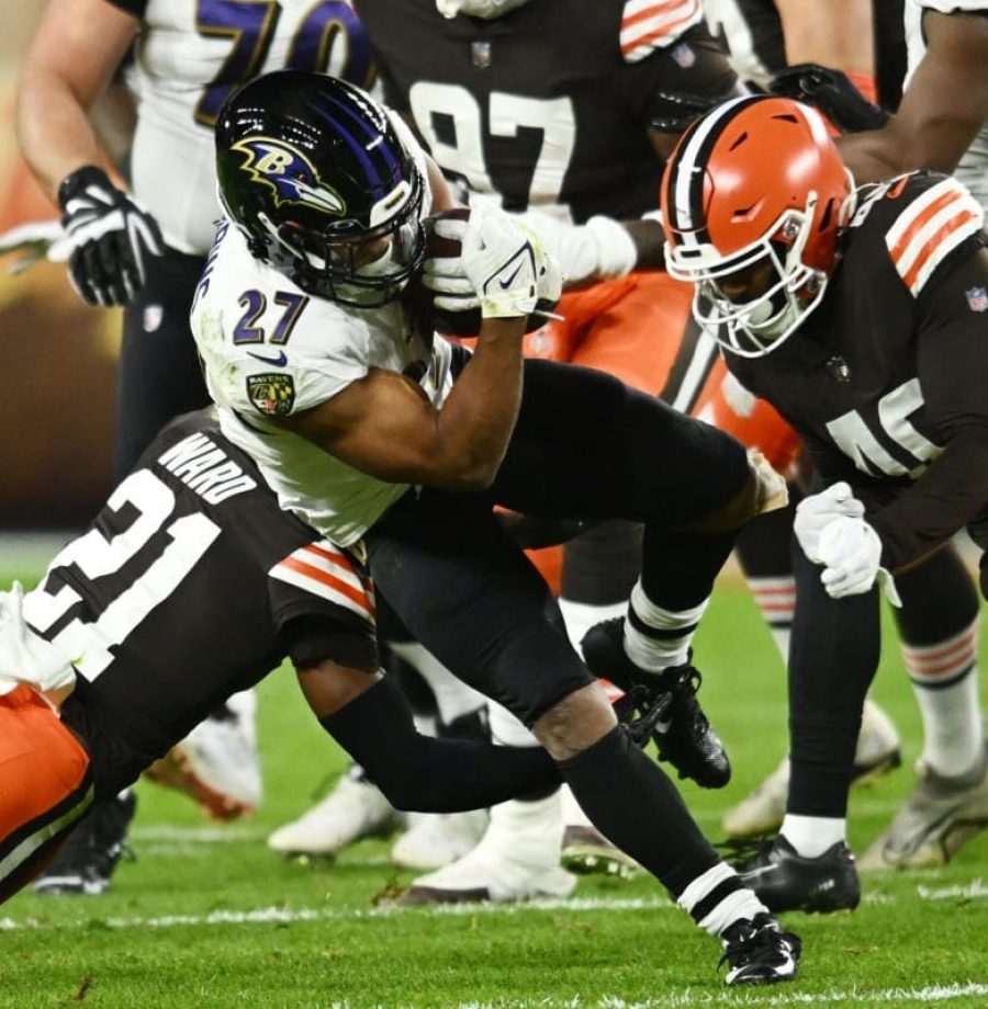 Gus Edwards, RB do Baltimore Ravens, tentando correr contra a defesa do Cleveland Browns