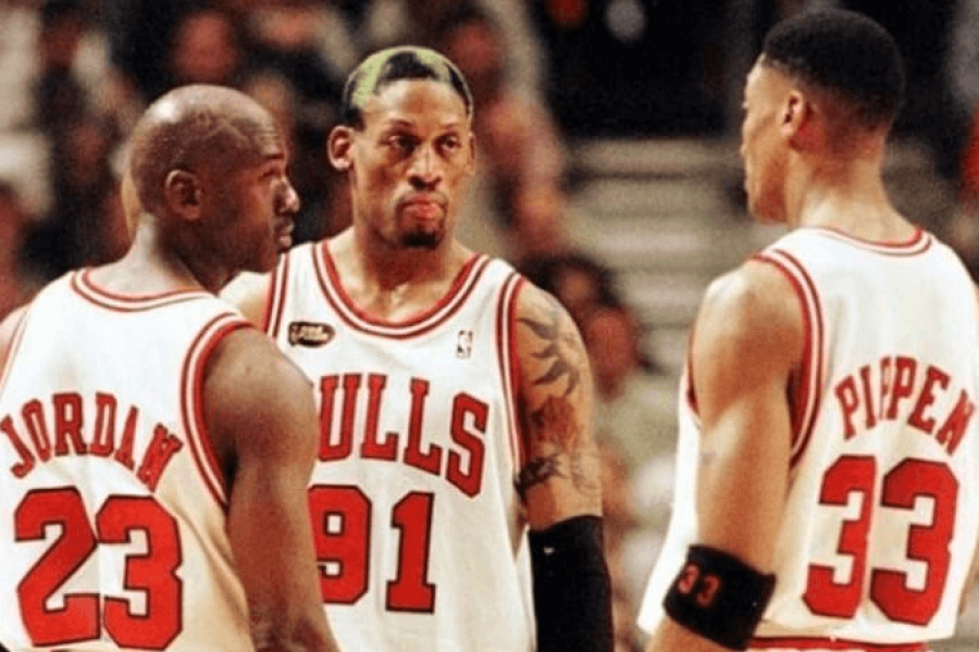 Dentro de uma última temporada conturbada, além de Michael Jordan, quais foram os nomes que se destacaram na era do ouro do Chicago Bulls?