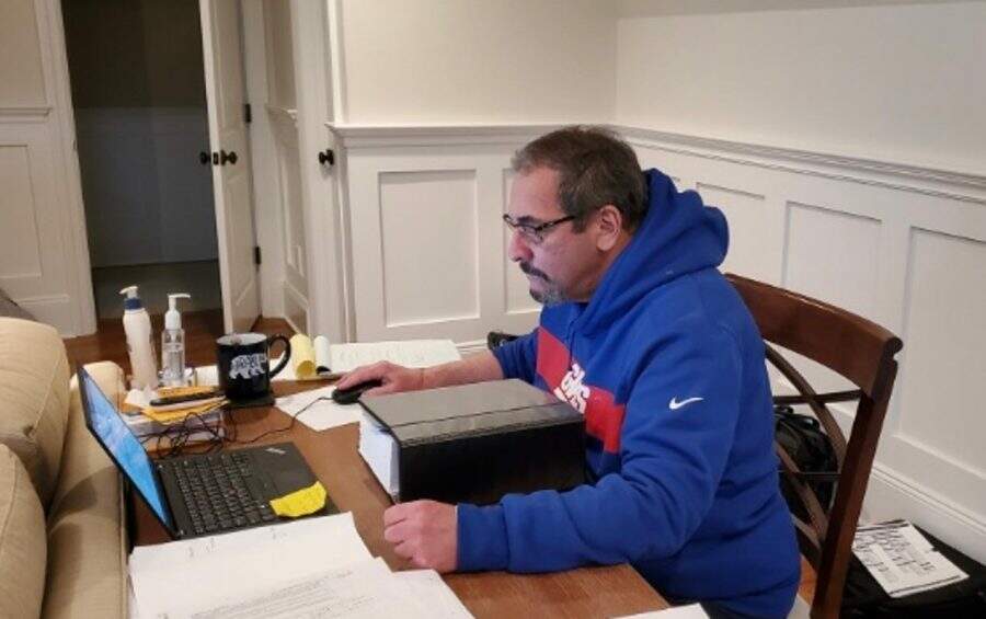 General Manager, Dave Gettleman fazendo seu estudo pré draft,