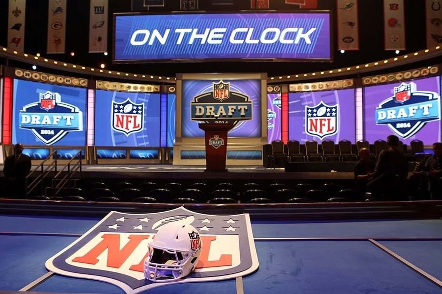 Para finalizar a cobertura do Fumble na Net do Draft da NFL deste ano, nada mais justo do que um mock draft que envolveu toda a equipe da redação do FNN.