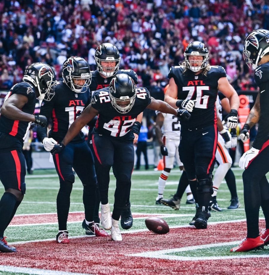 Atlanta Falcons vence Cleveland Browns com grande jogo do ataque terrestre