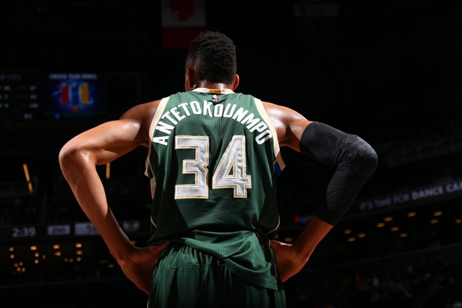 Dispostos a, até mesmo, serem multados pela NBA para manter Giannis, os Bucks correm contra o tempo para manter o astro na franquia.
