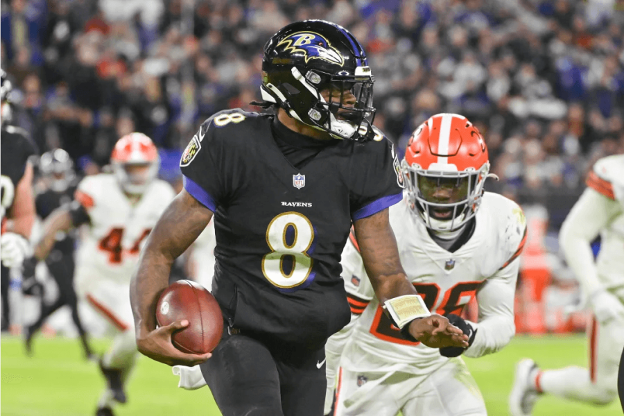 Lamar Jackson com a bola no jogo do Baltimore Ravens