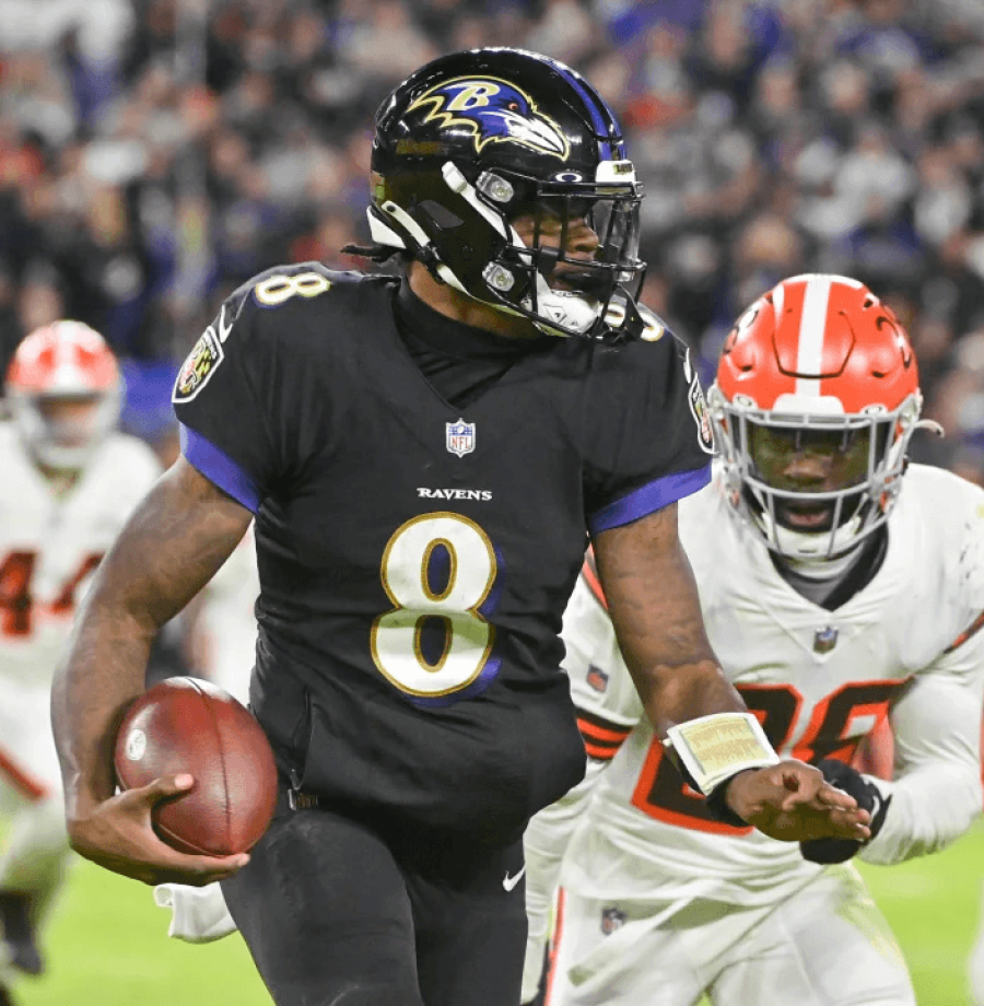 Lamar Jackson com a bola no jogo do Baltimore Ravens