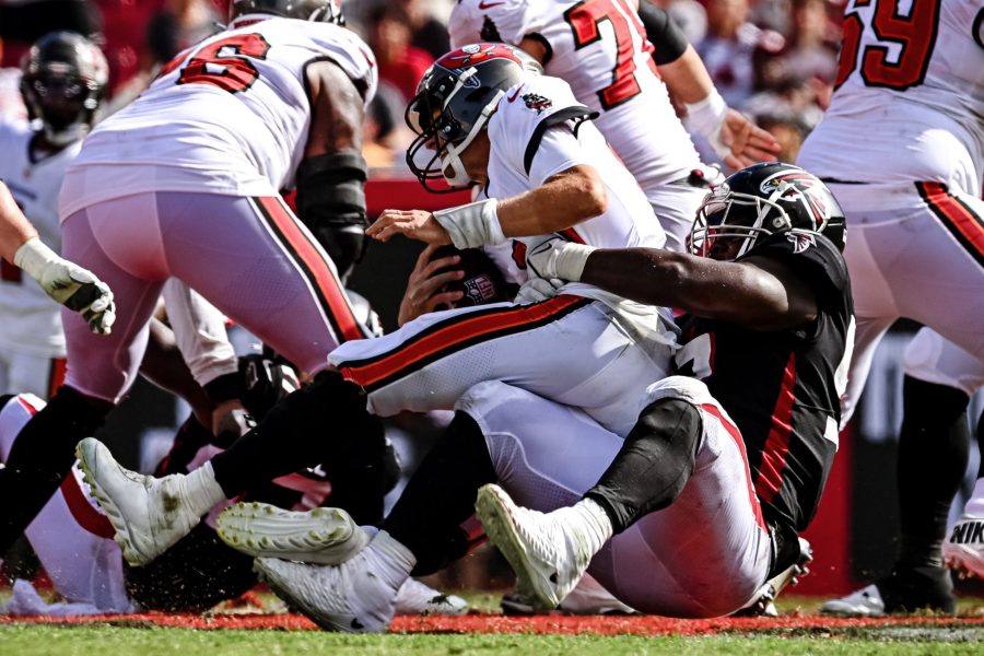 Com decisão polêmica, Buccaneers vencem Falcons por 21 a 15