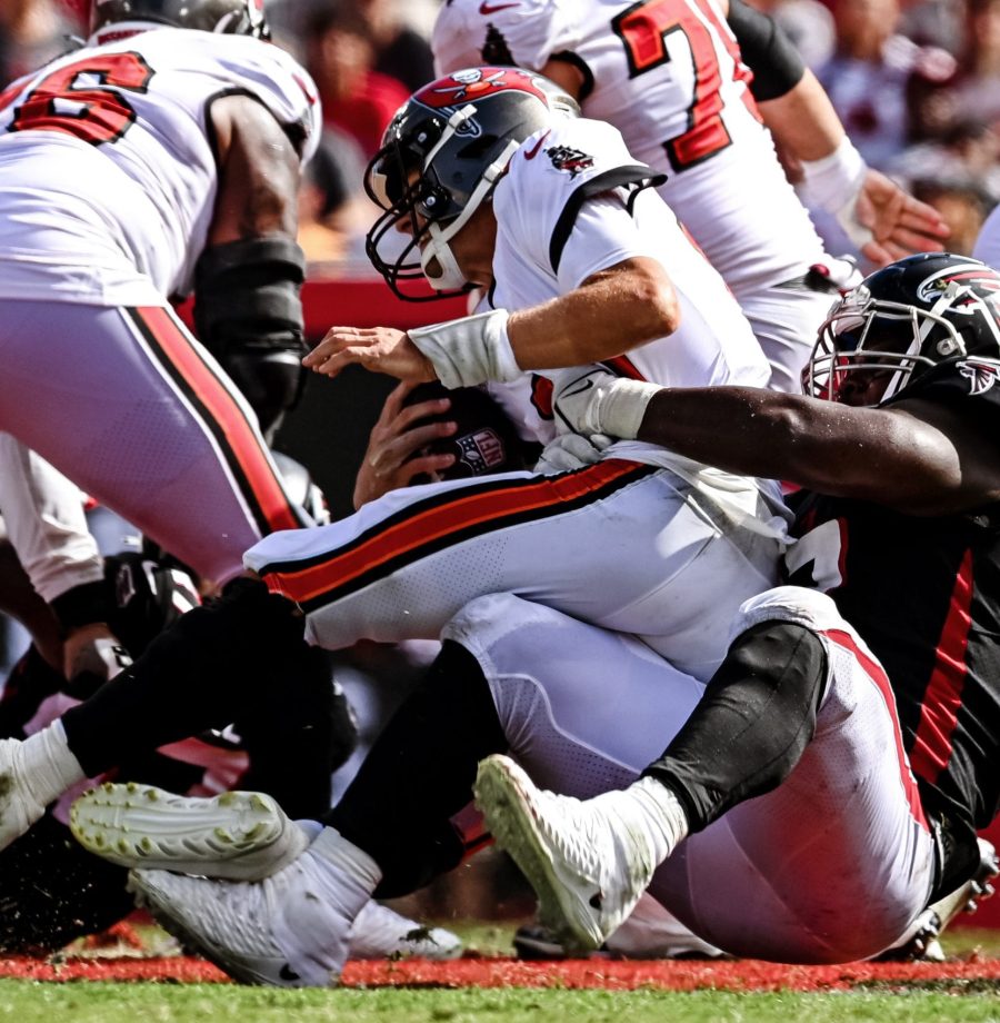 Com decisão polêmica, Buccaneers vencem Falcons por 21 a 15