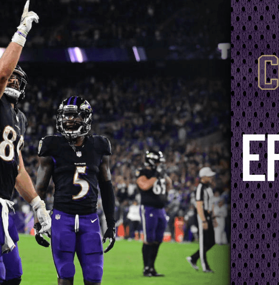 Mark Andrews, Hollywood Brown e Lamar Jackson comemorando o empate do Baltimore Ravens