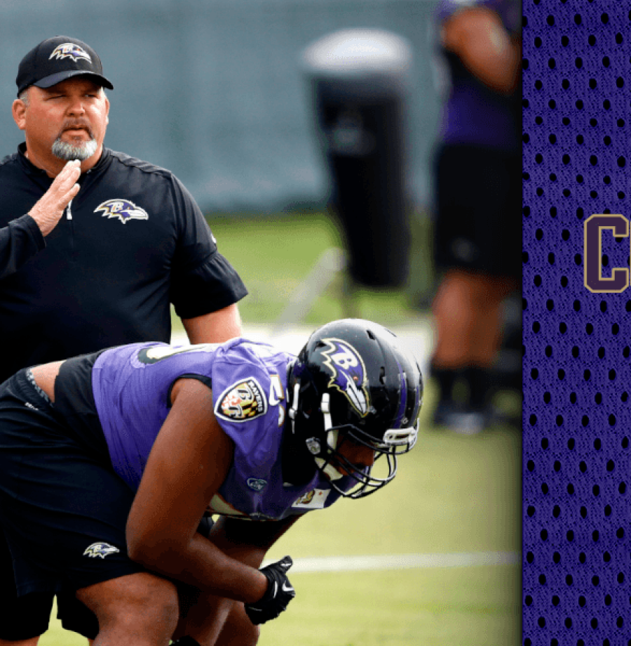 John Harbaugh e Greg Roman conversando me campo, enquanto ainda é coordenador ofensivo