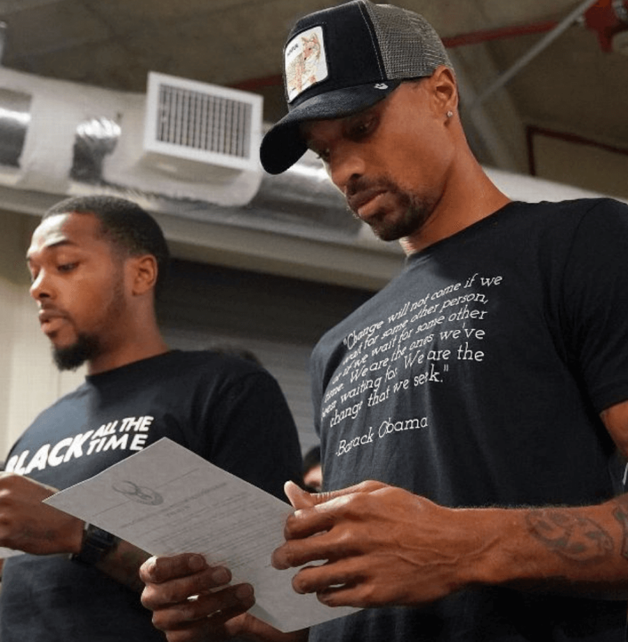 Bucks, George Hill e Sterling Brown discursam após o boicote ao jogo 5