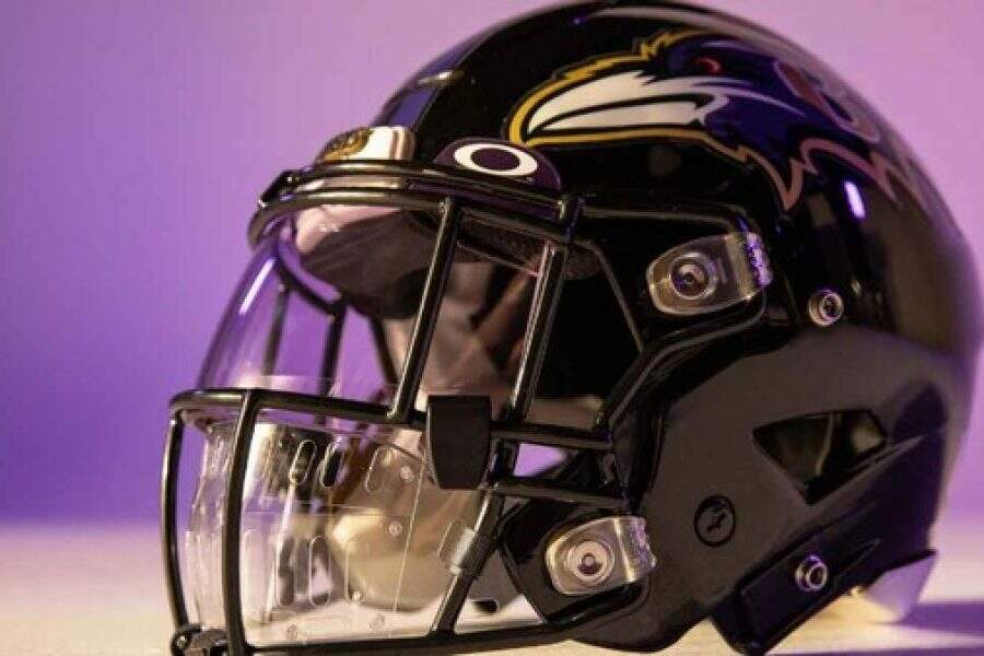 Helmet do Ravens com mouth shield (modelo de protetor bucal feito para proteger jogadores da transmissão do COVID-19). Foto: NFL