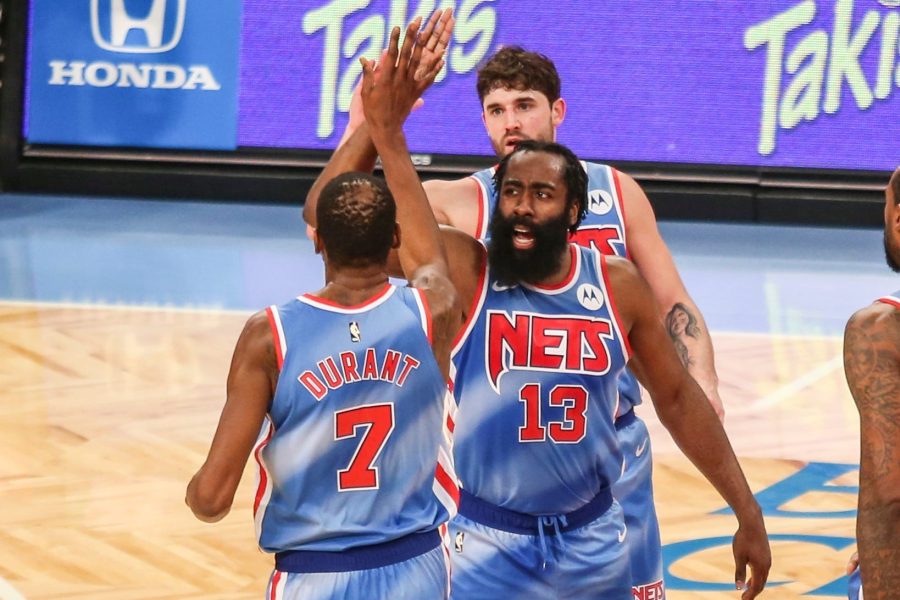 Com um estilo mais coletivo e um papel secundário, Harden se reinventa.