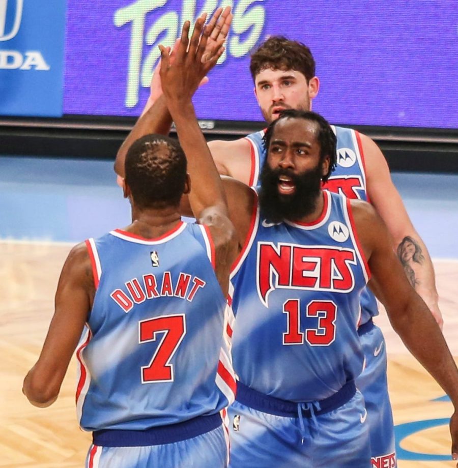 Com um estilo mais coletivo e um papel secundário, Harden se reinventa.