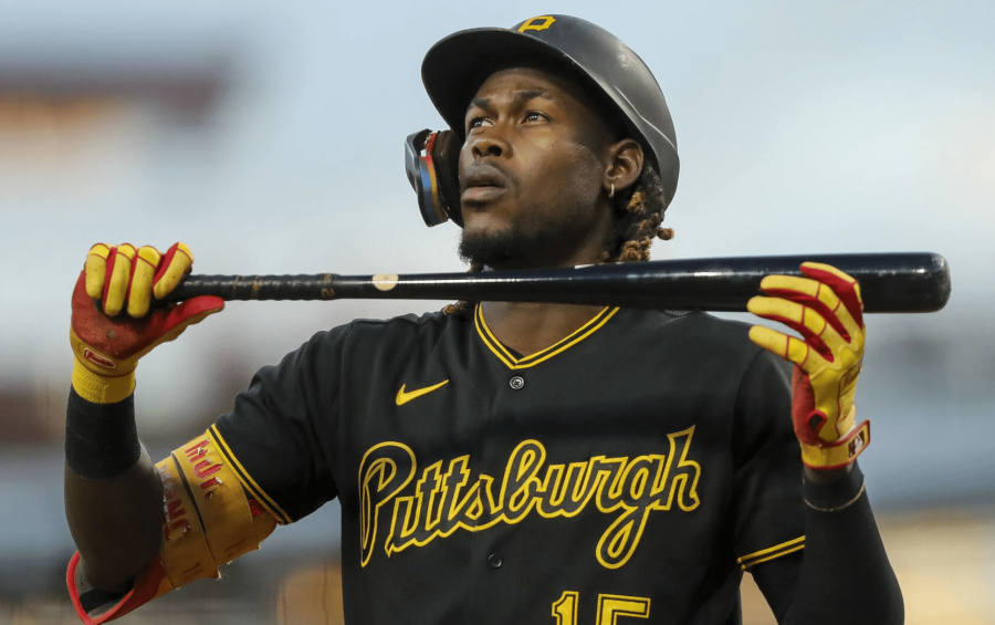 Oneil Cruz, shortsop do Pittsburgh Pirates, de preto, usando capacete preto, segurando o bastão