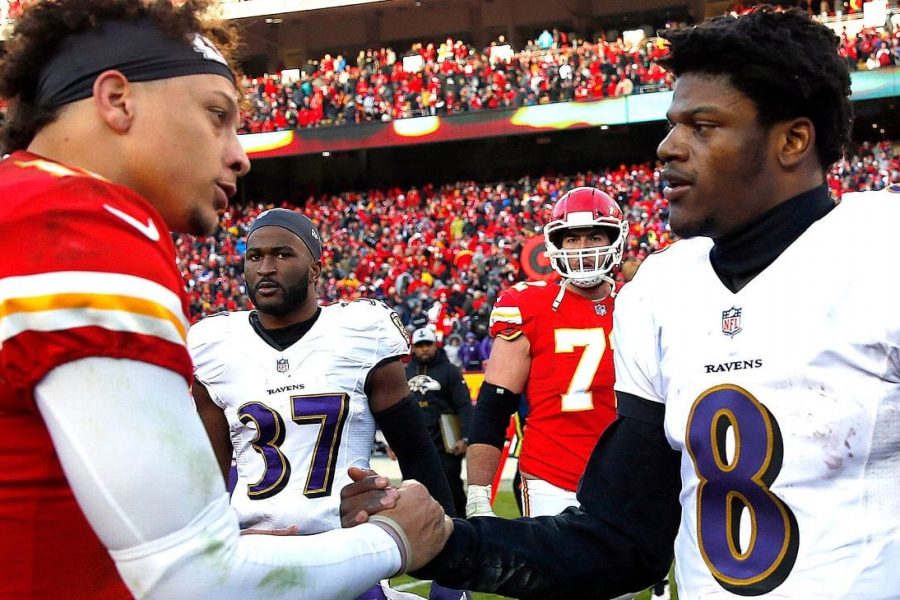 Após a assinatura, Chiefs e Mahomes abrem portas para questionamentos sobre o futuro da renovação de contratos com outros quarterbacks.