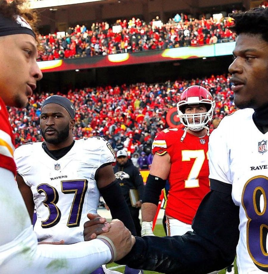 Após a assinatura, Chiefs e Mahomes abrem portas para questionamentos sobre o futuro da renovação de contratos com outros quarterbacks.