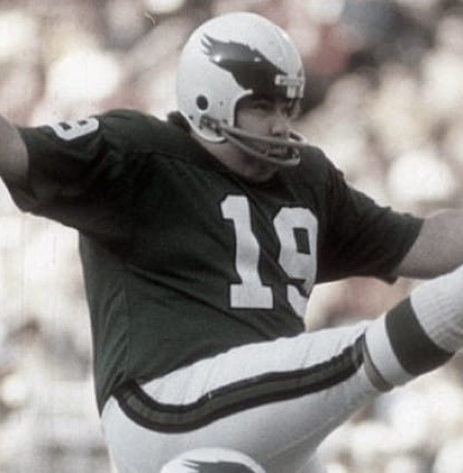 A lenda da NFL Tom Dempsey faleceu no último dia 4 por complicações causadas pela infecção por COVID-19. Conheça sua história de superação no esporte.