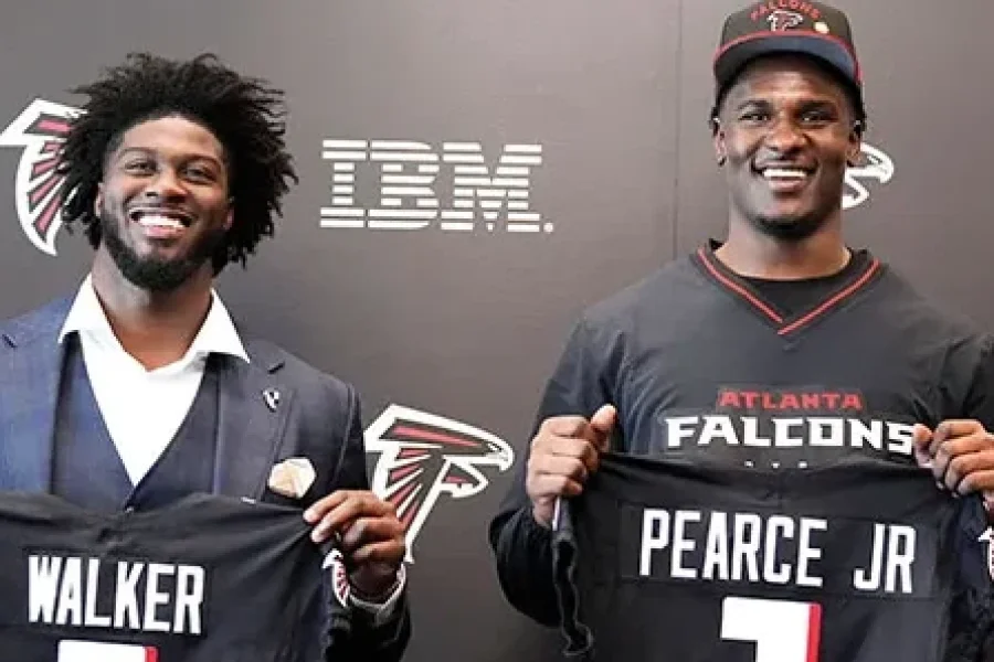 James Pearce Jr. e Jalon Walker: Escolhas de primeira rodada do Atlanca Falcons no draft 2025.